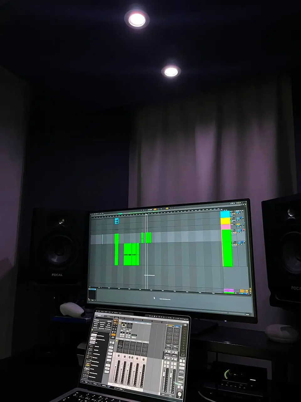 Mesa de mezclas del estudio Phase-19, Getafe, otra vista